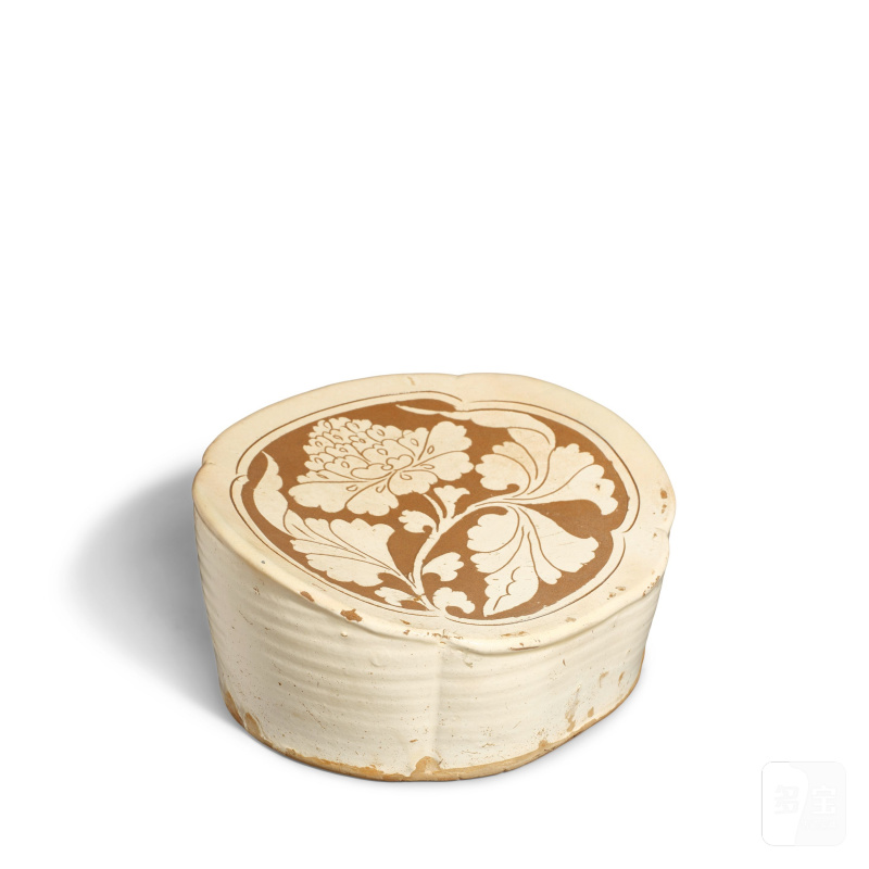 北宋 磁州窯牡丹紋枕 | A CIZHOU CARVED 'POENY' PILLOW - 图1